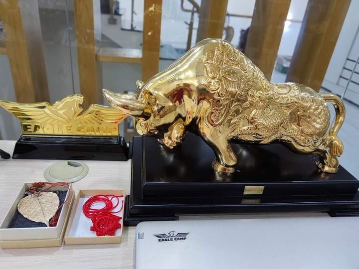 Cực phẩm phong thủy “Bò Vàng Tài Chính” do King Gold Art chế tác